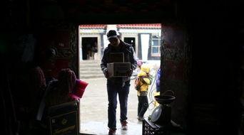 国产送快递的小伙视频,国产快递员的日常风采